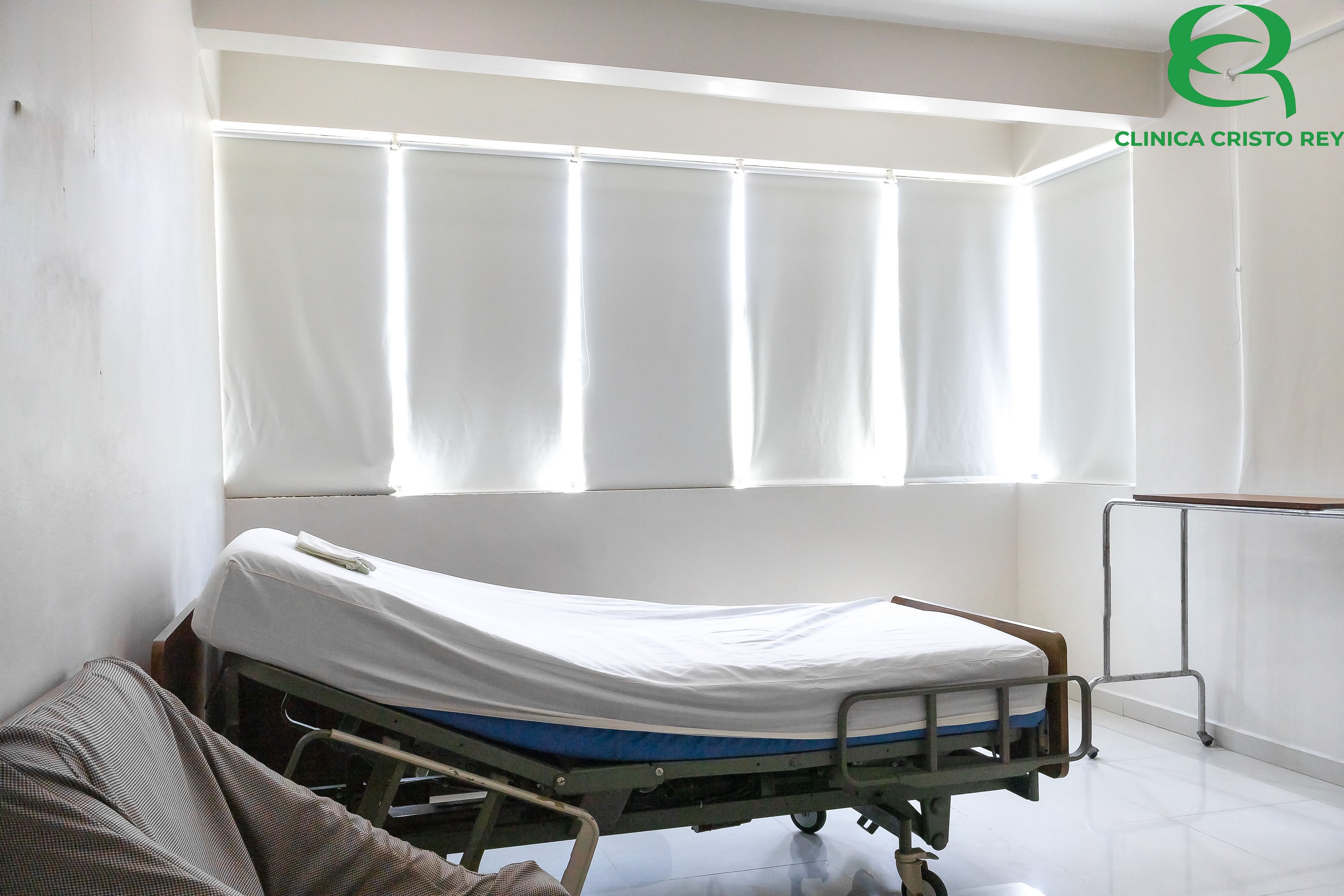 Habitación de hospitalización luminosa y equipada