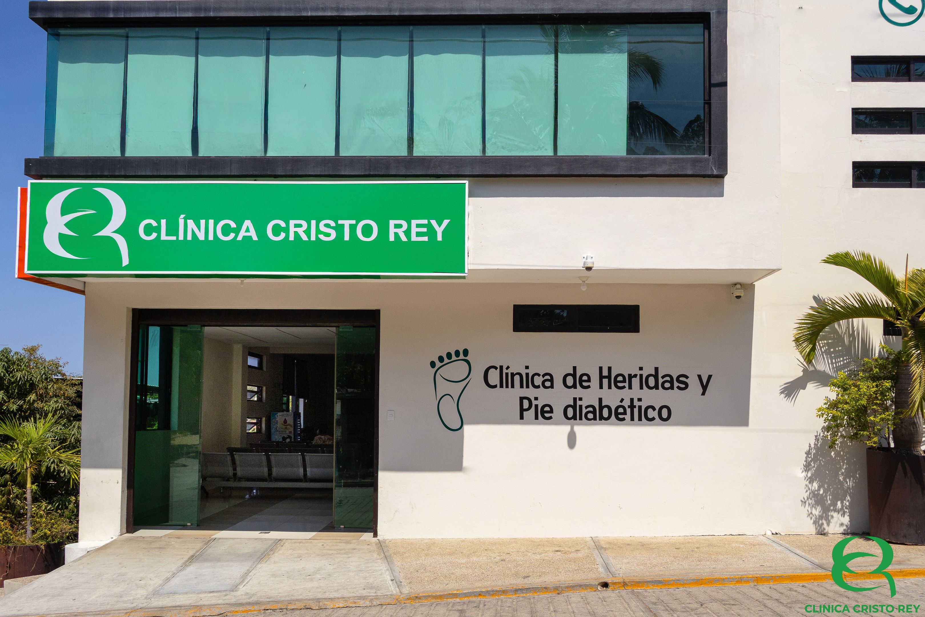 Entrada principal de la clínica con señalética de pie diabético y heridas