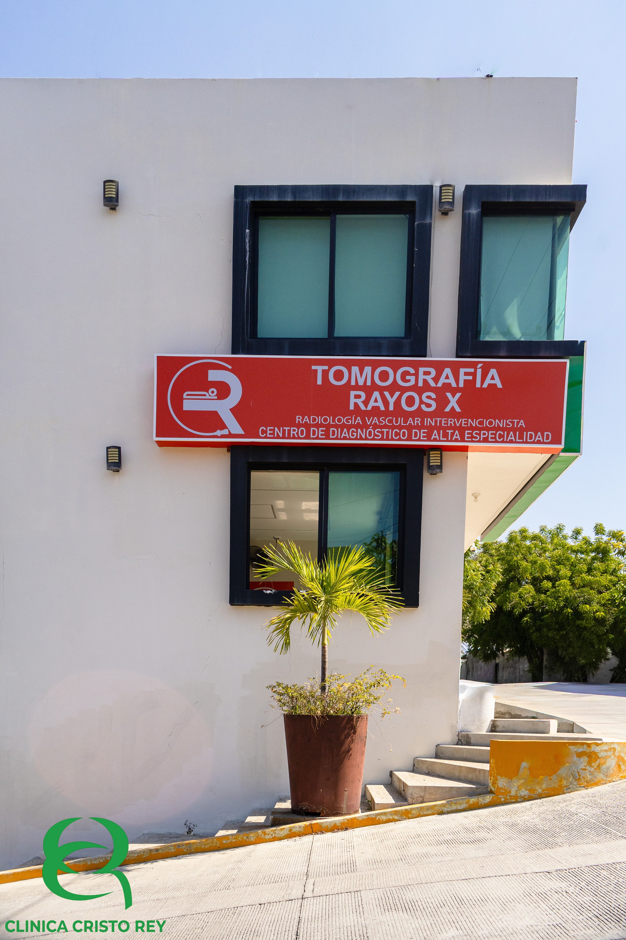 Vista lateral izquierda de la clínica