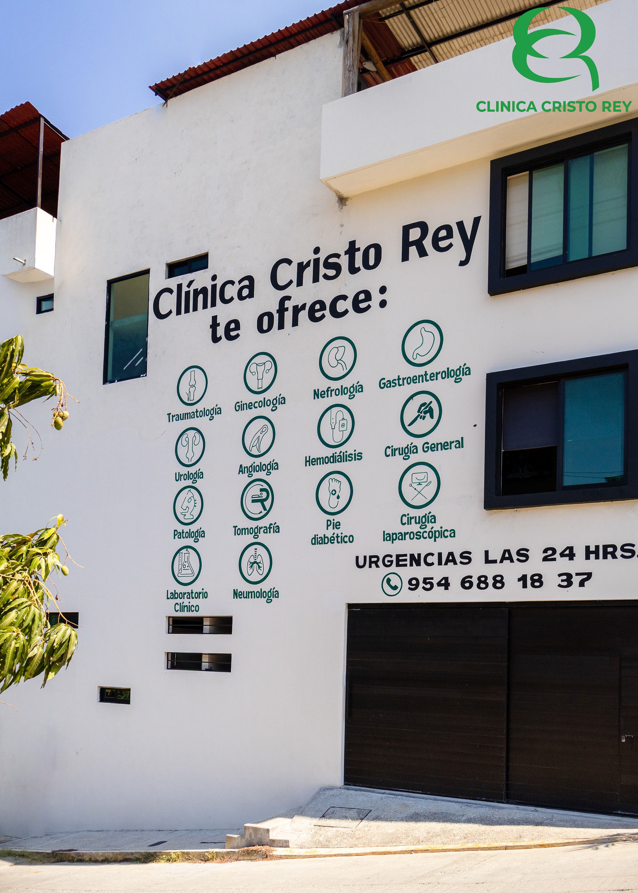 Fachada con área de servicios y acceso