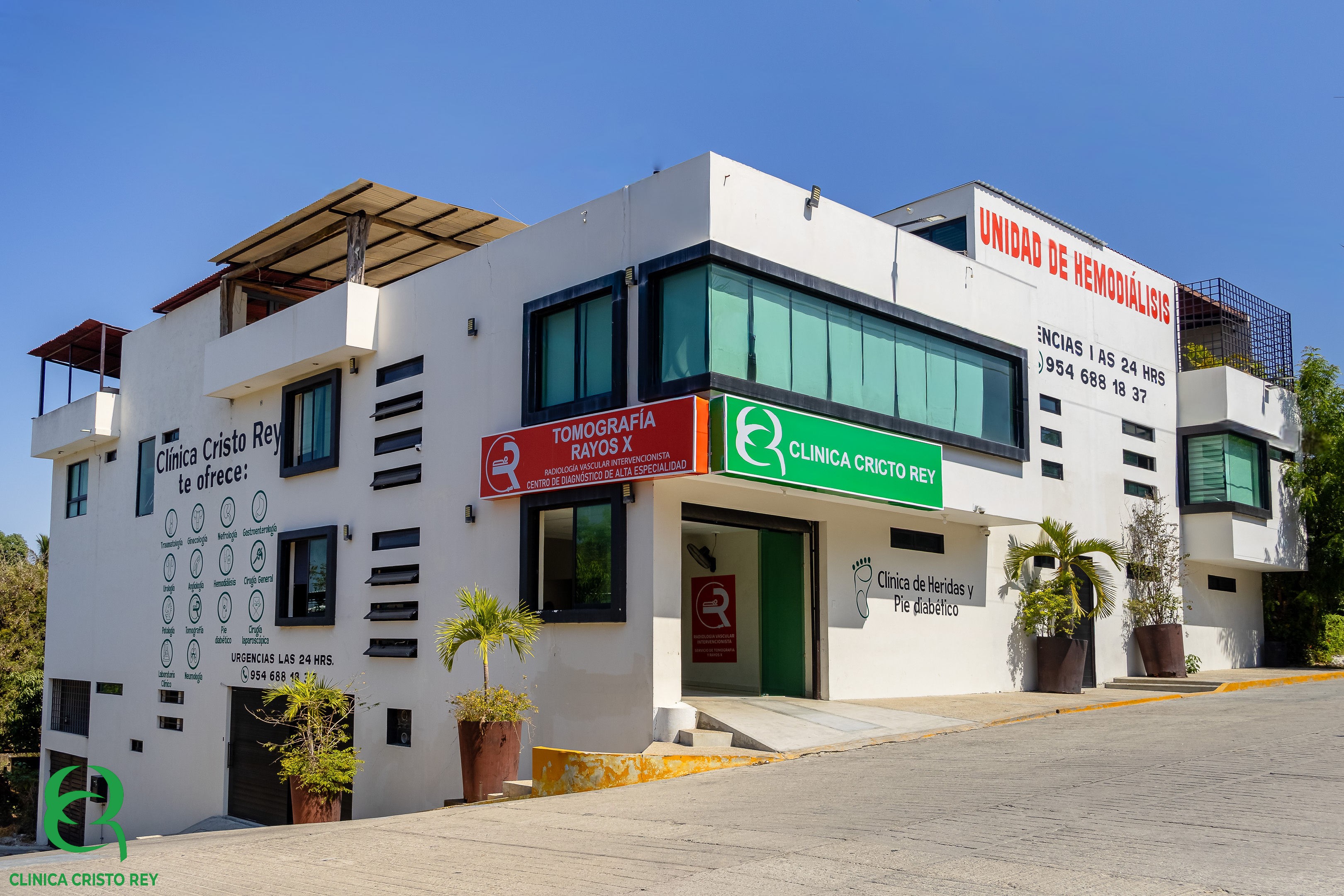 Fachada principal de la Clínica Cristo Rey con servicios y unidades especializadas