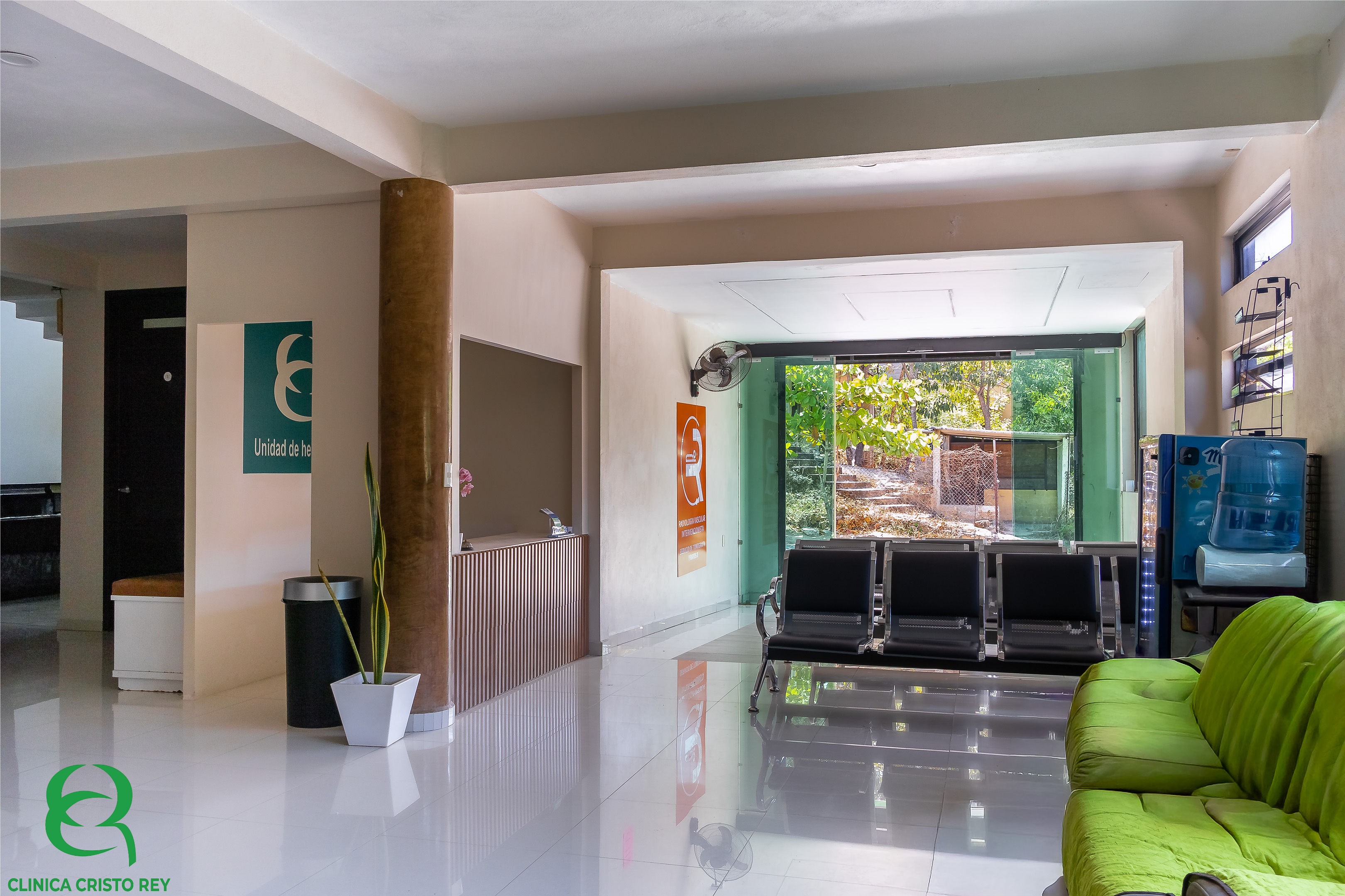 Lobby y recepción del piso 1 con sala de espera