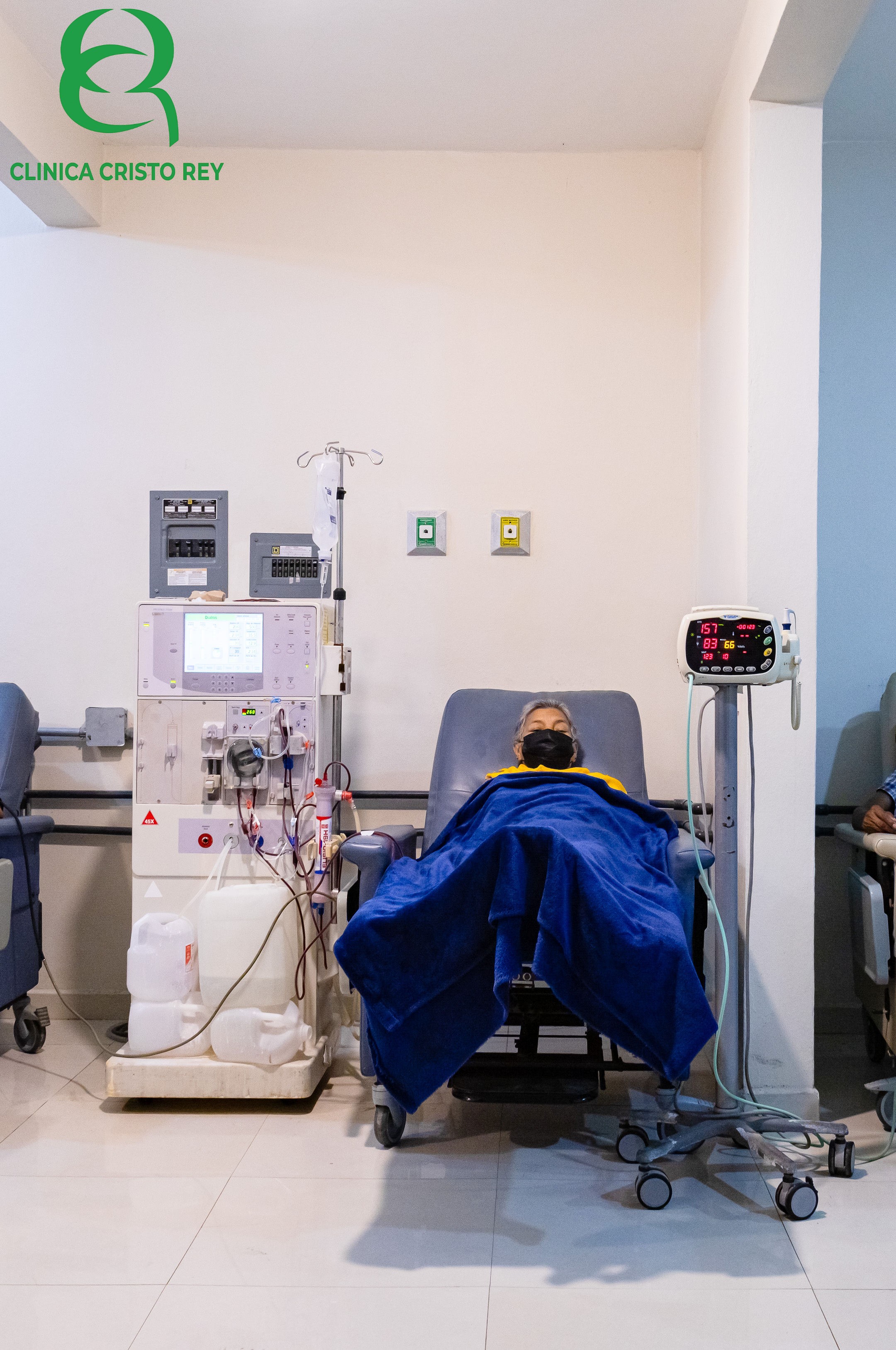 Sala de hemodiálisis con equipo y monitoreo
