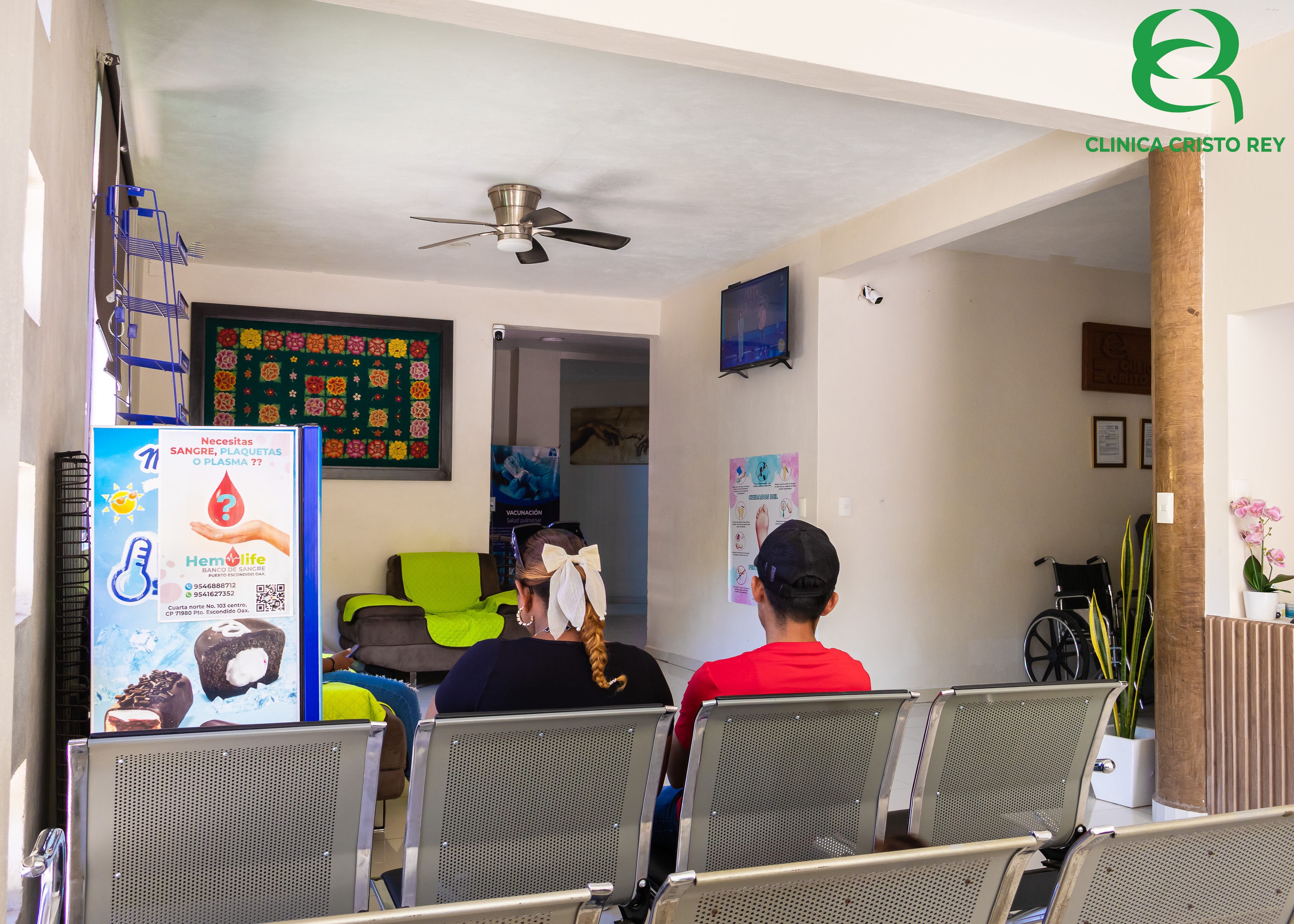Sala de espera con asientos y área cómoda para pacientes